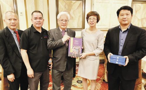 廣州黃埔軍校遺址紀(jì)念館研究員黎淑寶(右二)與中華會館主席方杰洲(中)及副主席李錦生(左二)在歡迎晚宴上交換禮物。(美國《僑報》/邱晨