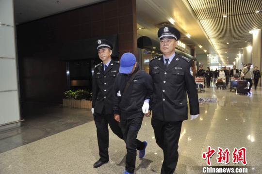 犯罪嫌疑人單某被長(zhǎng)沙警方勸返回國(guó)。(長(zhǎng)警
