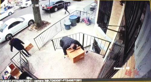 竊匪作案時(shí),不知情的民眾還出手幫忙搬運(yùn)包裹。(美國《僑報(bào)》/讀者提供)