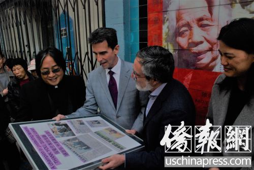 雷諾(左2)仔細(xì)觀賞他的紀(jì)念品,笑稱相片中的他還是個(gè)小伙子。(美國(guó)《僑報(bào)》/吳卓明