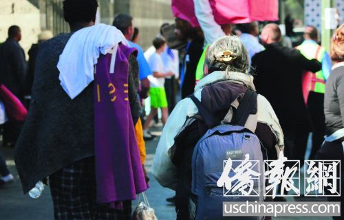 自稱劉安妮的華裔流浪女的背影。(美國(guó)《僑報(bào)》/邱晨