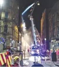 滅火人員在現(xiàn)場(chǎng)搶救。(歐洲《星島日?qǐng)?bào)》)