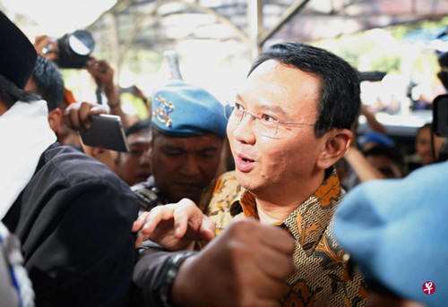 資料圖:鐘萬學(xué)22日一早抵達(dá)南雅加達(dá)的國(guó)家警察刑事調(diào)查局,首次就“褻瀆伊斯蘭”指控接受盤問。(新加坡《聯(lián)合早報(bào)》援引路透社)