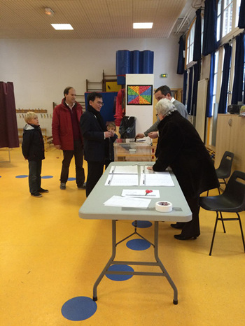 孫文雄(中)在排隊投票。(法國《歐洲時報》/孔帆