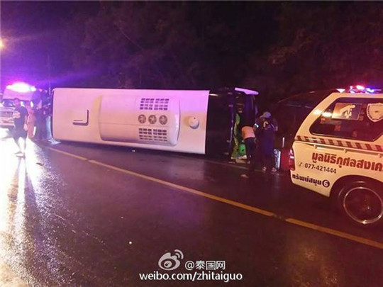 泰國(guó)一輛載有中國(guó)游客大巴發(fā)生事故,致10人受傷。(國(guó)際在線