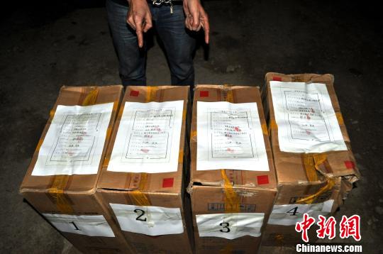 犯罪嫌疑人指認(rèn)4箱毒品 鐘欣 攝