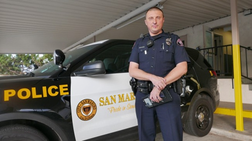 中國(guó)僑網(wǎng)日瓦戈是圣市四位會(huì)中文的警官之一。(美國(guó)《世界日?qǐng)?bào)》/李雪 攝)