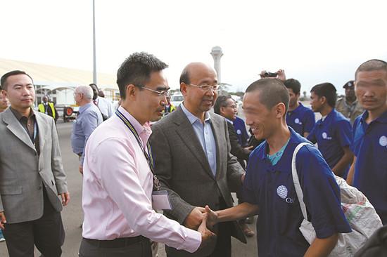 中國僑網外交部工作組和駐肯尼亞大使劉顯法到機場迎接船員