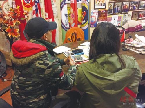 中國僑網(wǎng)工作人員忙著為顧客打包。(美國《僑報(bào)》/陳辰 攝)