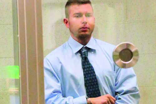 中國僑網(wǎng)兇嫌郝布施在法庭的被告席上。(網(wǎng)絡(luò)圖片)