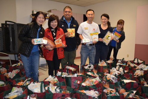 中國(guó)僑網(wǎng)華埠服務(wù)中心董事會(huì)主席朱碧云(左二)與南加華裔律師協(xié)會(huì)代表希望小區(qū)能更關(guān)懷低收入家庭。(美國(guó)《世界日?qǐng)?bào)》/高梓原 攝)