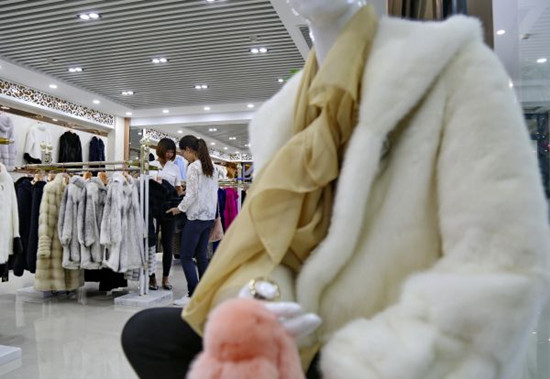 中國僑網(wǎng)資料圖片:皮草服裝 新華社發(fā)