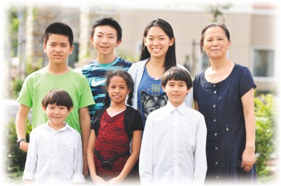 中國僑網(wǎng)劉亞非(右)和部分學(xué)生在一起