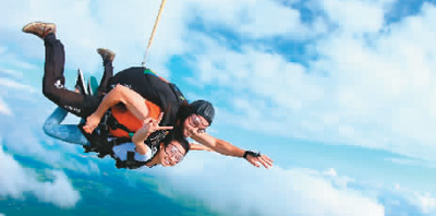 中國僑網(wǎng)圖為華人青年參與跳傘運(yùn)動(dòng)。(網(wǎng)絡(luò)圖片)