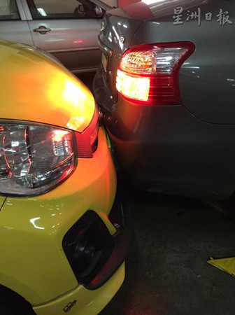 中國僑網(wǎng)老婦的邁薇轎車遭豐田轎車倒退碰撞。(馬來西亞《星洲日報》)