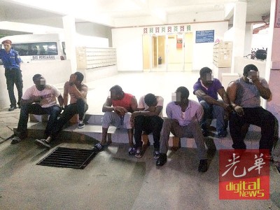 中國(guó)僑網(wǎng)涉及“愛情騙局”的7名外籍人士被捕助查。(馬來西亞《光華日?qǐng)?bào)》)