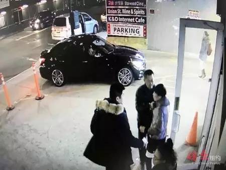 中國僑網(wǎng)三名華裔男子拉拽受害人。(美國《僑報》/宋旸 攝)