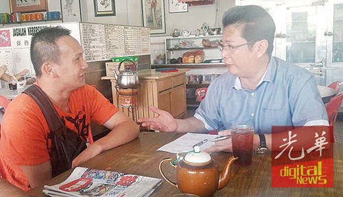 中國僑網(wǎng)馬寶坤(左)向蘇家斌投訴指身份證遭盜用。(馬來西亞《光華日報(bào)》)