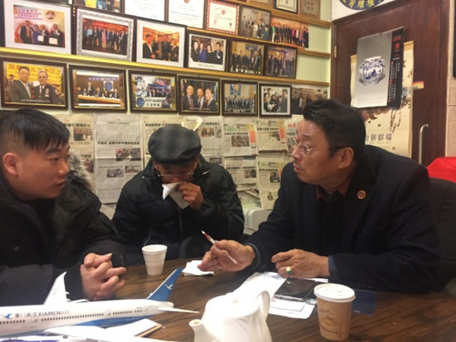 中國僑網(wǎng)鄭傳炎(左)與其父親(中)向陳善莊(右)求助。(美國《世界日報》/黃伊奕 攝)