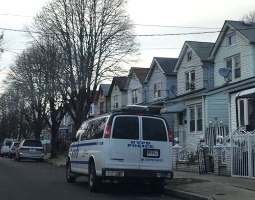 中國僑網(wǎng)受害人的住宅在案發(fā)后一直有警員輪流把守。(美國《世界日報》/朱蕾 攝)