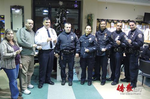 中國(guó)僑網(wǎng)72分局本年度最后一次警民會(huì)議當(dāng)?shù)貢r(shí)間13日晚舉行,局長(zhǎng)甘沙樂(lè)(左三)提醒民眾注意節(jié)日安全。(美國(guó)《僑報(bào)》/高詩(shī)云 攝)