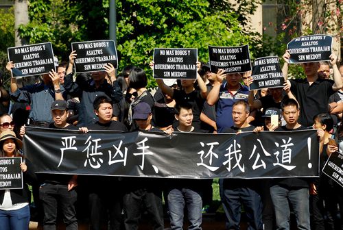 中國僑網(wǎng)請愿的僑胞們拉著橫幅