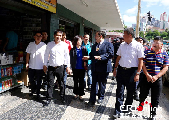 中國僑網(wǎng)陳曉玲與貝洛奧里藏特市警察總局局長走訪華人商鋪