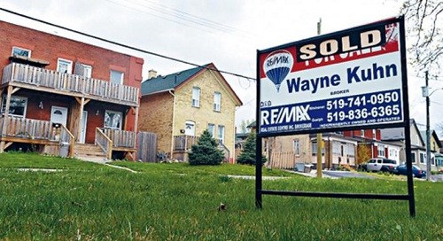 中國僑網(wǎng)劉昕指滑鐵盧的房價(jià)吸引華人置業(yè)。(加拿大《星島日報(bào)》)