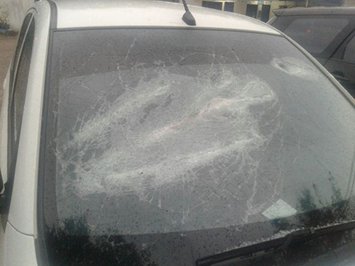 中國僑網(wǎng)事主轎車的擋風(fēng)玻璃被砸碎。(馬來西亞《中國報(bào)》)