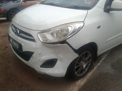 中國僑網(wǎng)事主的轎車前部被嫌犯擊損。(馬來西亞《中國報(bào)》)