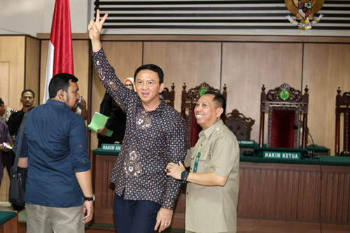 中國(guó)僑網(wǎng)中間的為鐘萬(wàn)學(xué)(印度尼西亞《商報(bào)》)