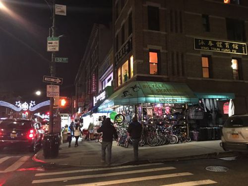 中國僑網(wǎng)5大道交50街的雜貨鋪日前被警方突擊檢查。(美國《世界日報》/黃伊奕 攝)