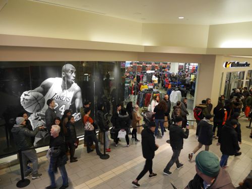 中國(guó)僑網(wǎng)運(yùn)動(dòng)用品店前排起長(zhǎng)長(zhǎng)的隊(duì)伍。(美國(guó)《世界日?qǐng)?bào)》/胡仲捷 攝)