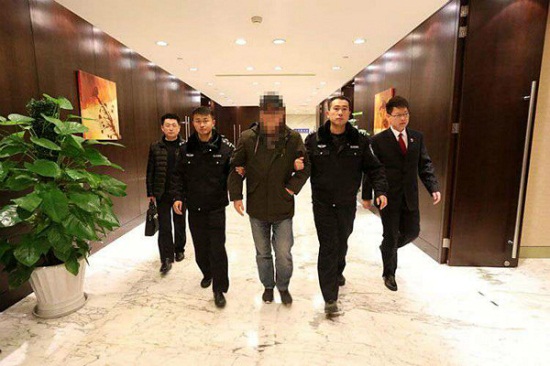 中國僑網(wǎng)圖說:上?!疤炀W(wǎng)”行動(dòng)追逃對象張軍被成功勸返回國 上海市檢察院供圖