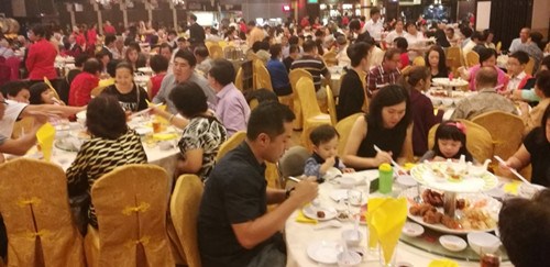 中國(guó)僑網(wǎng)大部分酒樓農(nóng)歷新年除夕晚的訂單都爆滿。(馬來(lái)西亞《星洲日?qǐng)?bào)》)