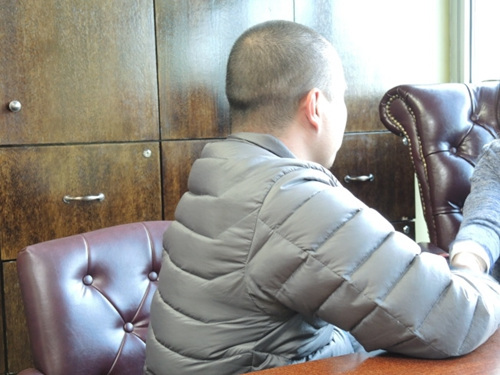 中國僑網(wǎng)邵先生講述過去八個(gè)月的經(jīng)歷。(記者朱蕾/攝影)