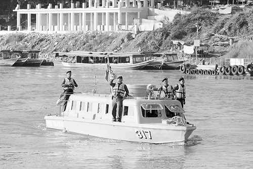 中國(guó)僑網(wǎng)泰方執(zhí)法人員向巡邏編隊(duì)揮手致意