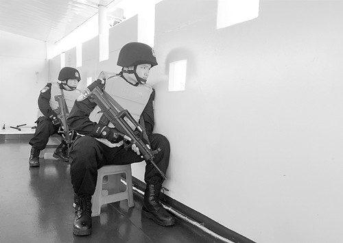 中國(guó)僑網(wǎng)巡邏中進(jìn)入一級(jí)警備的中國(guó)邊防警察