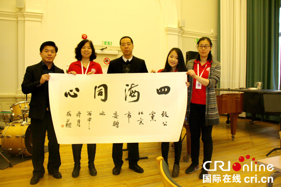 中國僑網(wǎng)訪問團團長劉學(xué)增(左三)向北歐致公協(xié)會(籌備)總召集人之一葉沛群(左一)、瑞青華文學(xué)校副校長趙福紅(左二)贈送書法作品