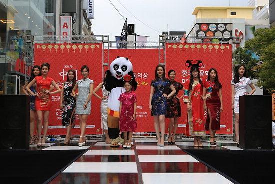 中國僑網(wǎng)資料圖:第6屆在韓中國留學(xué)生慶典2016年10月舉行。(韓國亞洲經(jīng)濟(jì)中文網(wǎng))