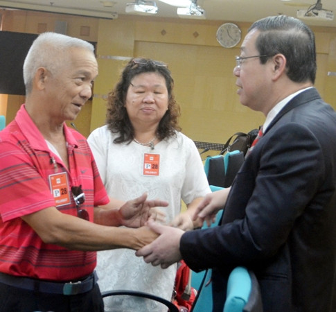 中國僑網(wǎng)林冠英(右)向韋金水詢問韋力的康復情況。(馬來西亞《星洲日報》)