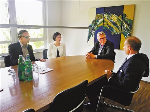 中國僑網(wǎng)何蓉(左二)正與律師事務(wù)所三位合伙人一起討論工作。