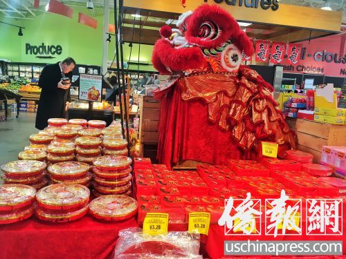 中國僑網(wǎng)西雅圖某亞洲超市的年貨專區(qū)(美國《僑報》/詩喬 攝)