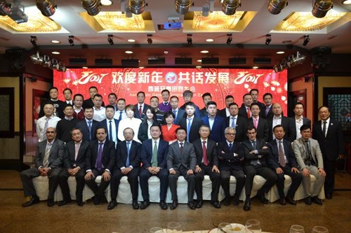 中國僑網(wǎng)青田同鄉(xiāng)會代表、僑界代表與使館官員合影(西班牙歐浪網(wǎng))