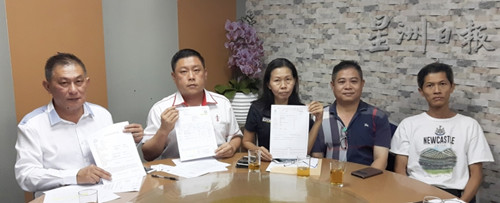 中國僑網洪偉聰(左一)申訴其轎車遭服務中心“非法扣留”。(馬來西亞《星洲日報》)