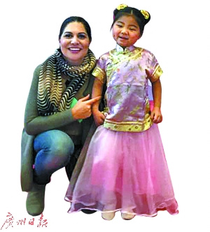 中國僑網(wǎng)莎麗曼和6歲的淘淘。