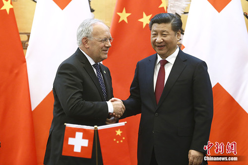 中國(guó)僑網(wǎng)資料圖:2016年4月8日,習(xí)近平與施奈德·阿曼舉行會(huì)談。中新社記者 盛佳鵬 攝