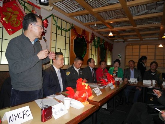 中國僑網(wǎng)美國繁榮華埠總會行政總監(jiān)田士銳(左一)表示此次花車規(guī)模比以往都要大。(美國《世界日報》/胡仲捷 攝)