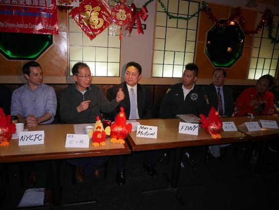 中國僑網(wǎng)美國繁榮華埠總會行政總監(jiān)田士銳(左二)表示花車游行對華埠經(jīng)濟有莫大的幫助。(美國《世界日報》/胡仲捷 攝)