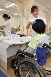 中國僑網(wǎng)日本“護(hù)理福祉士”培訓(xùn)學(xué)校的外國留學(xué)生正在驟增。圖為在位于東京的日本福祉教育專門學(xué)校學(xué)習(xí)的越南留學(xué)生。(日本共同社)